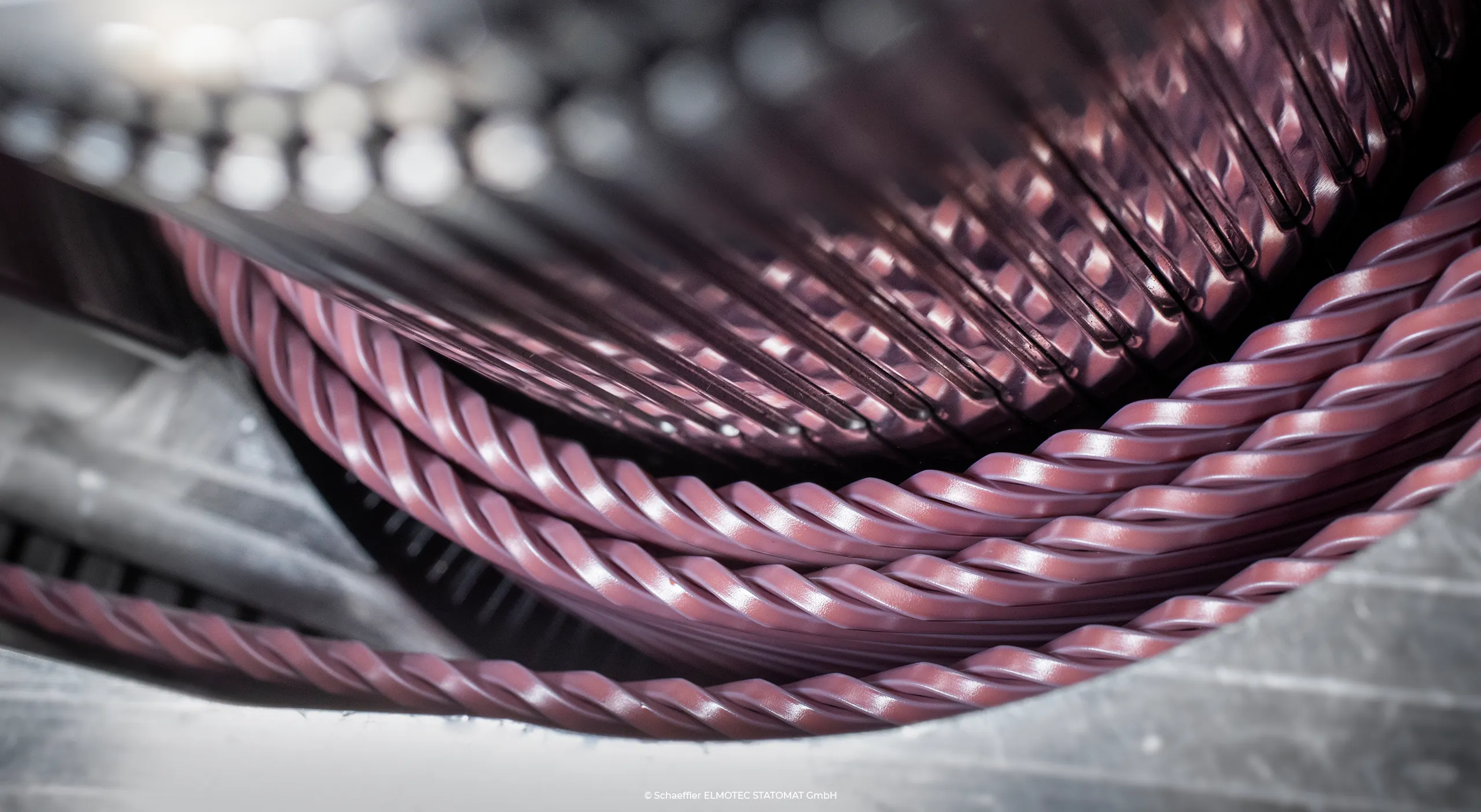The production of wavewinding stators in small quantities and small series requires customised manufacturing processes.